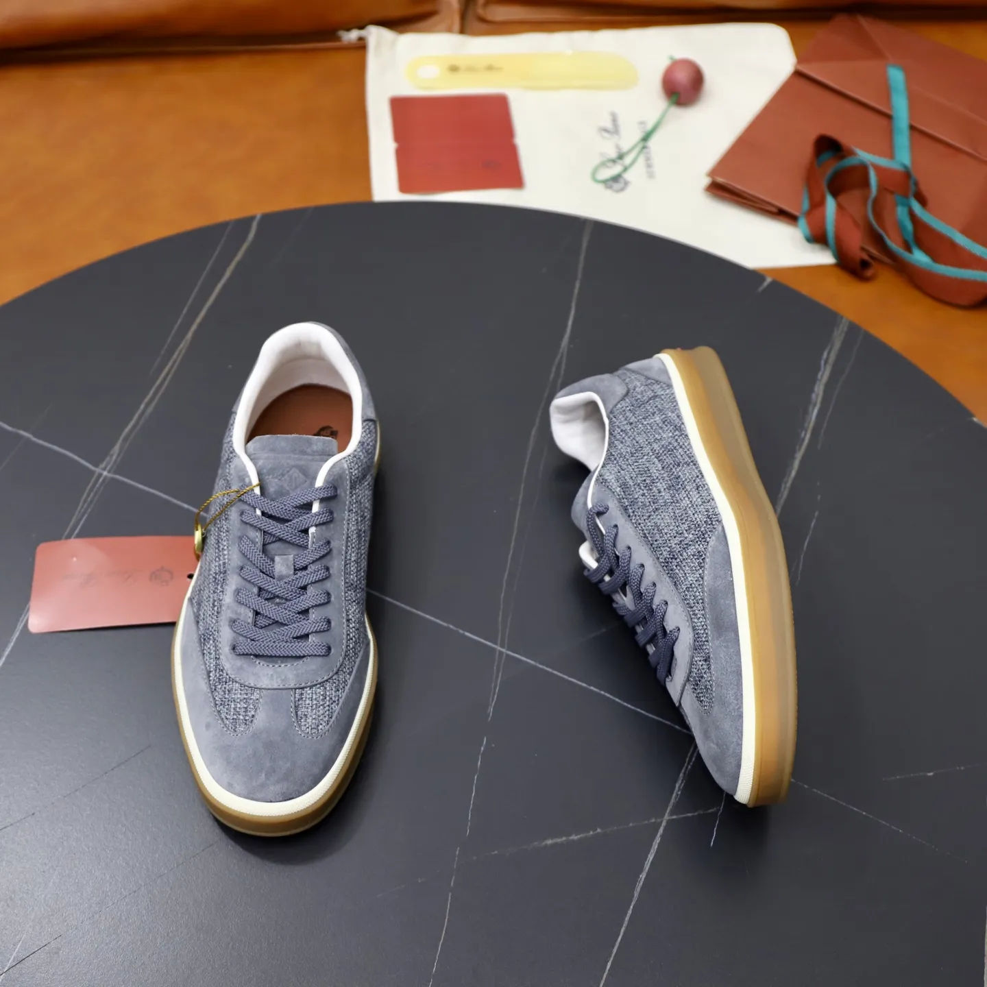 Ex-factory price: 540💰Loro Riana men’s moral training sneakers! Made from high-quality materials and designed in a low-cut silhouette, it offers an elegant and stylish look that's suitable for year-round wear. The unique double-layer sole aesthetic design, caramel cup-shaped outsole is decorated with off-white rubber trim, creating an attractive color combination. Pair with tailored pieces or jeans for a sophisticated yet casual look. The heel is decorated with soft cow leather tongue with Kummel color inserts and cotton laces with embossed LP logo. Upper: cow split suede stitching knitted fabric. Lining: original thickened soft sheepskin. Size: 38-39-40-41-42-43-44 (customized in 45.46)